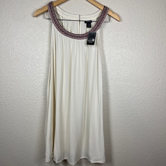 Torrid Blouse Ivory High Neck Crepe Sleeveless Tank Embroidered Modern Sz 2 NWT - Picture 2 of 6